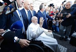 "Dalej żyję". Papież Franciszek opuścił szpital