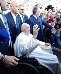 "Dalej żyję". Papież Franciszek opuścił szpital