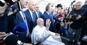 "Dalej żyję". Papież Franciszek opuścił szpital