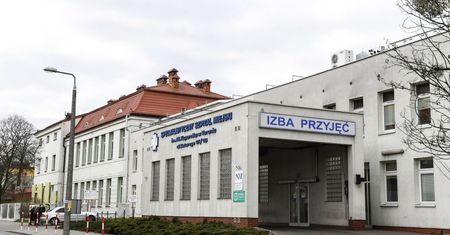Toruń. Wdarli się do szpitala bez maseczek i nagrywali pacjentów oraz lekarzy bez ich zgody