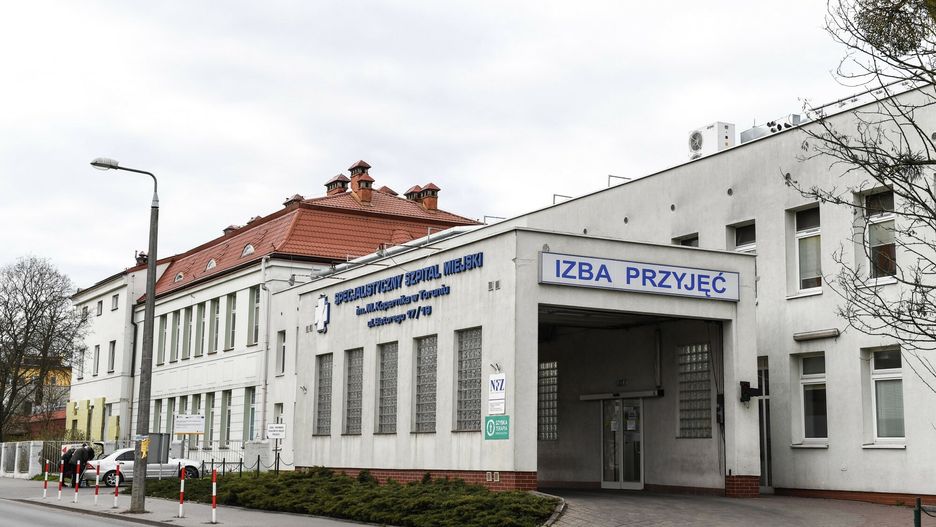 Grupa osób wdarła się do szpitala w Toruniu bez maseczek