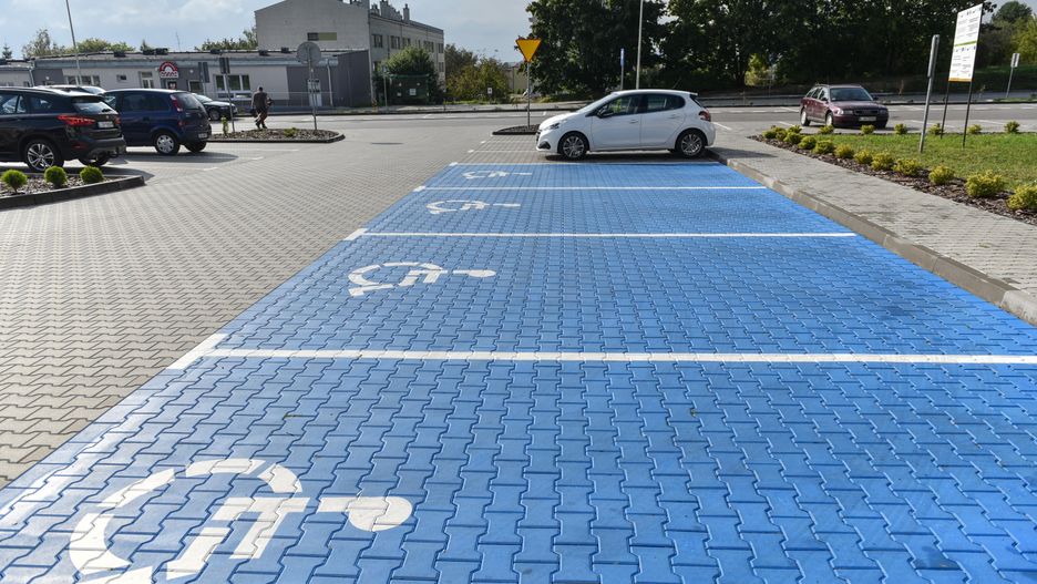 szpital
Jan�w Lubelski, 23.09.2023. Parking dla niepe�nosprawnych przed budynkiem Szpitala Powiatowego w Janowie Lubelskim, 23 bm. (awol) PAP/Wojtek Jargi�o
Wojtek Jargi�o
briefing, budynek, fundusze, ilustracja, miejsce dla niepe�nosprawnych, miejsce postojowe, niebieski prostok�t, niepe�nosprawni, oznaczenie, oznaczone, parking, parkingowe, PiS, polityk, polityka, prasowy, przekazanie funduszy, siedziba, Szpital Powiatowy, teren przyszpitalny, zagospodarowanie