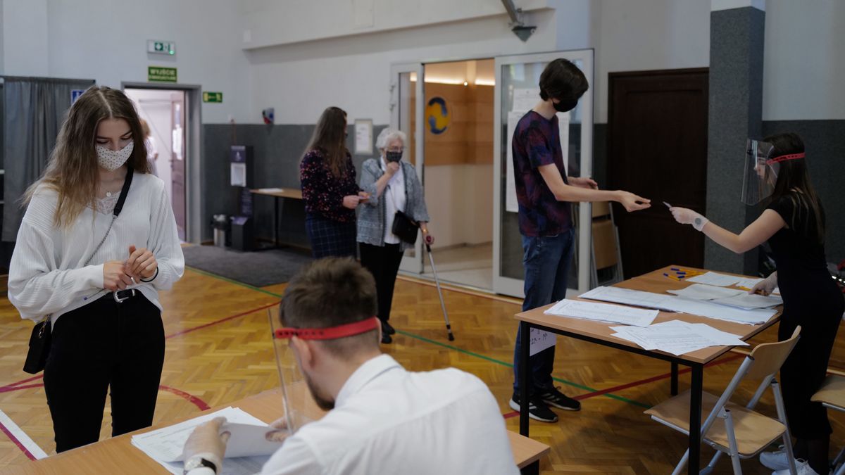 Członkowie komisji wyborczej wydawali pakiety bez sprawdzenia tożsamości?