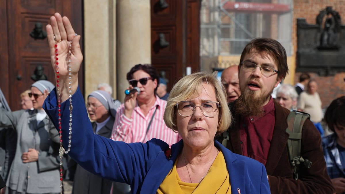 Kraków, 18.05.2024. Była małopolska kurator oświaty Barbara Nowak (C) podczas kontrmanifestacji przeciwników Marszu Równości, organizowanego pod honorowym patronatem prezydenta miasta, 18 bm. w Krakowie. (amb) PAP/Art Service