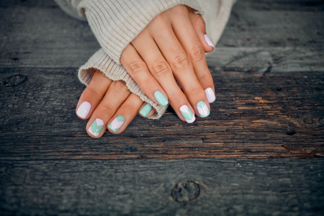 Manicure kombinowany zapewnia przedłużenie świeżości stylizacji.