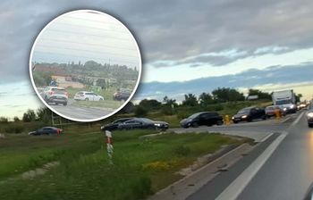 Była godz. 19:06. Tak wyglądała droga krajowa. Czekali na paliwo