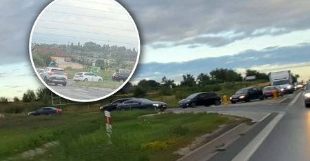 Była godz. 19:06. Tak wyglądała droga krajowa. Czekali na paliwo