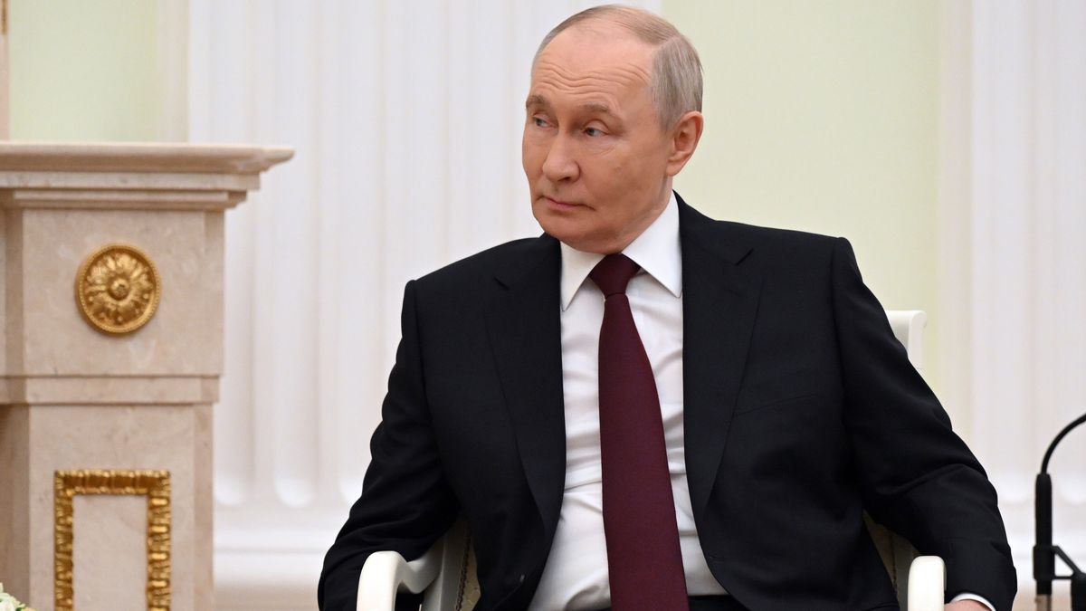 Russian President Vladimir Putin attends a meeting with Indonesian President Prabowo Subianto (not pictured) at the Kremlin in Moscow, Russia, 13 April 2026. Prabowo Subianto is on a working visit to Russia. EPA/IGOR IVANKO/AFP POOL Dostawca: PAP/EPA.