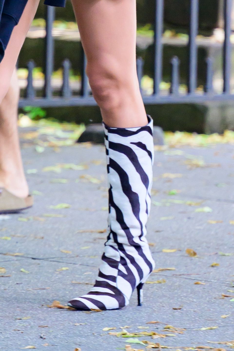 Irina Shayk szwęda się po mieście w butach od polskiej projektantki