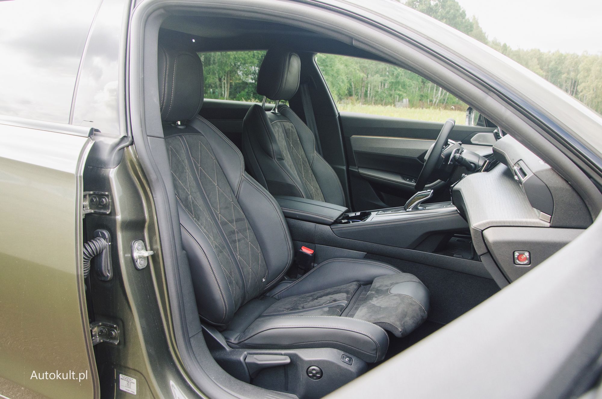 Wygodne siedzenia i znakomita pozycja za kierownicą. Przedni fotel jest wyposażony w zaczepy isofix.