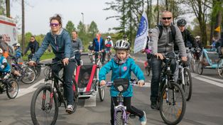 Kręcenie kilometrów i sportowa zabawa. SP nr 14 w Toruniu znów ruszyła z "Błękitnym Majem"