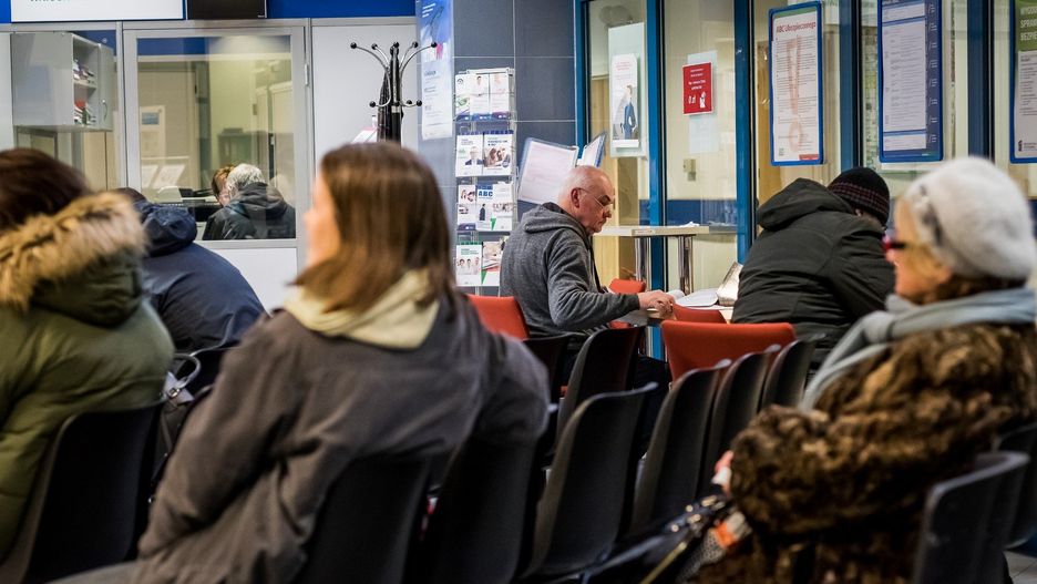 Decyzja o momencie przejścia na emeryturę stażową ma kluczowy wpływ na wysokość otrzymywanego świadczenia.Osoby, które przechodzą na emeryturę w wieku 53 lat z kapitałem 700 tys. zł, mogą liczyć na 2170 zł miesięcznie. Odkładanie tej decyzji może skutkować wyższymi świadczeniami, co podkreśla wagę starannego planowania tej życiowej zmiany.