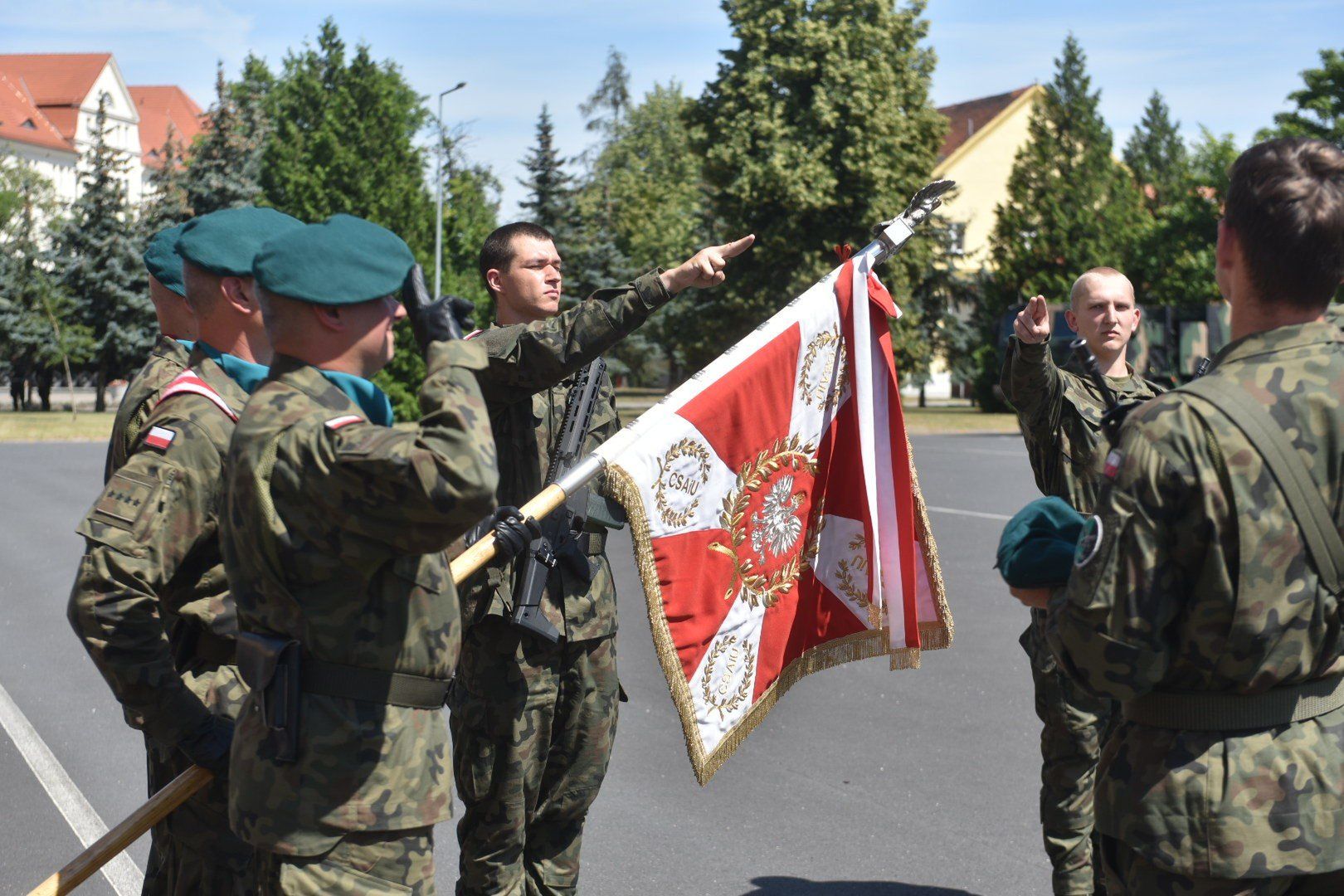 Przysięga wojskowa uczestników kolejnego turnusu &#34;Wakacji z wojskiem&#34; w Centrum Szkolenia Artylerii i Uzbrojenia w Toruniu