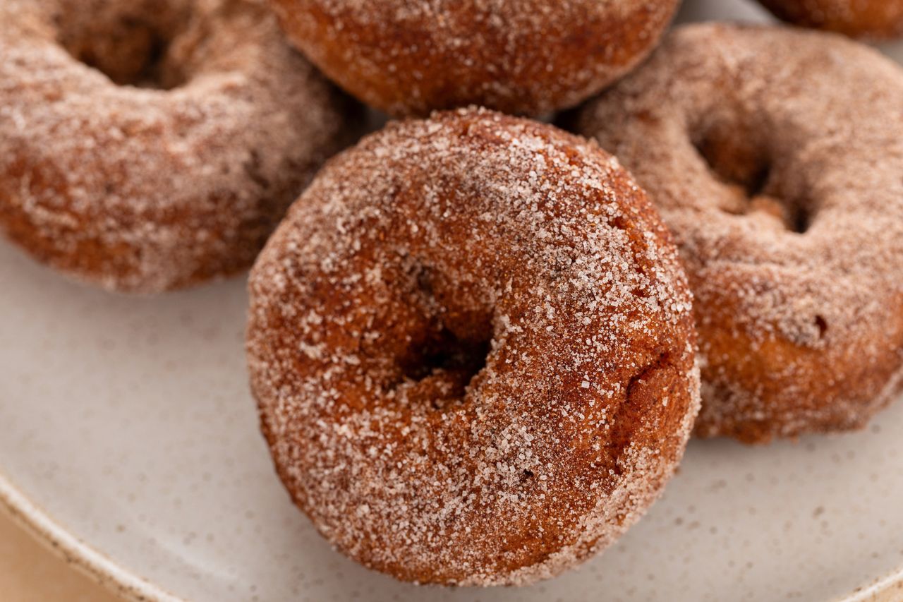 Każdy kęs rozpływa się w ustach. Do kawy robię szybkie oponki z cynamonową posypką