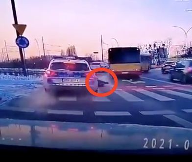 Łódź. Policjant potrącił pieszego i dostał pouczenie. Komendant wyjaśnia