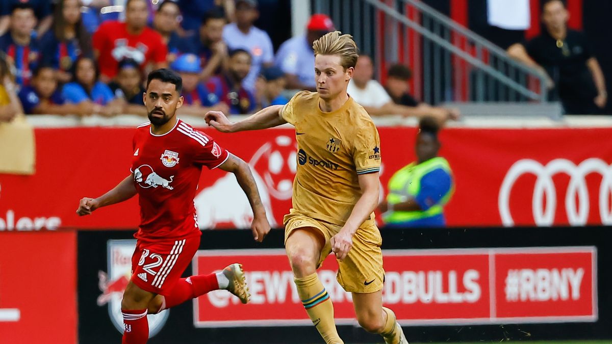 HARRISON, NJ - JULY 30:  FC Barcelona midfielder Frenkie de Jong (21) controls the ball during the game between New York Red Bulls and FC Barcelona on July 30, 2022 at Red Bull Arena in Harrison, New Jersey.  (Photo by Rich Graessle/Icon Sportswire via Getty Images)