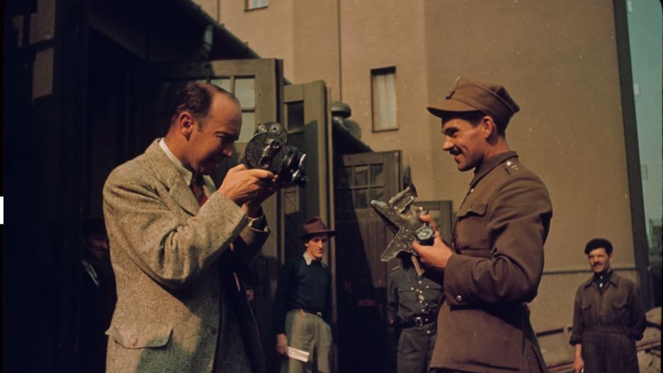 Amerykański fotoreporter rejestrował życie codzienne w oblężonym mieście we wrześniu 1939 roku. Tu ogląda szczątki niemieckiego bombowca rozbitego na Dynasach 11 września 1939 (IPN Warszawa)
