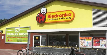 Biedronka szuka pracowników na wakacje. Wiemy, ile można zarobić