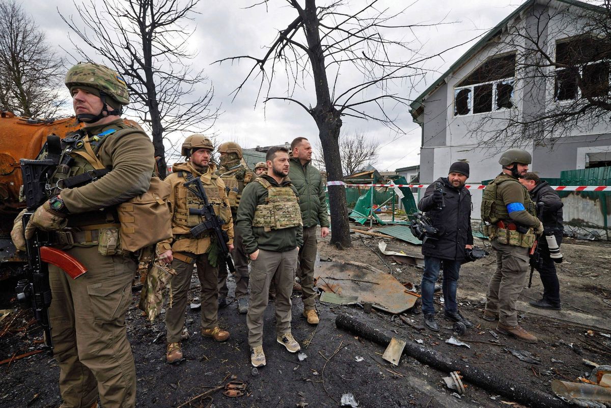 Prezydent Ukrainy Wołodymyr Zełenski w Buczy, w której Rosjanie wymordowali kilkuset cywilów 
