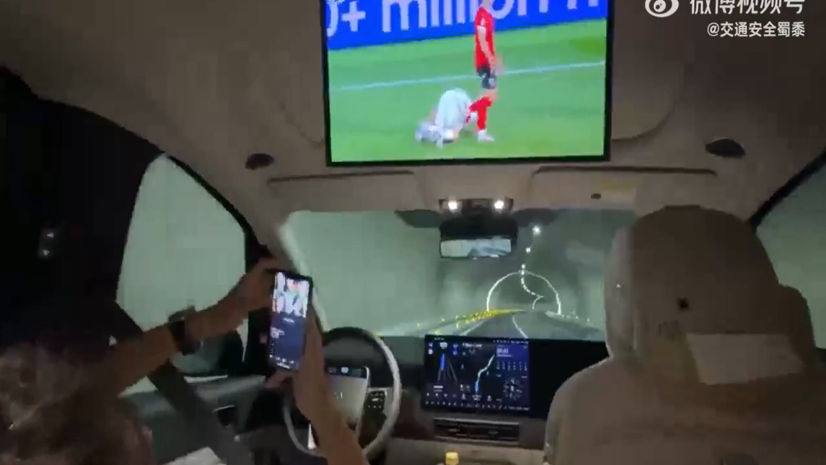 Oglądał mecz w trakcie jazdy