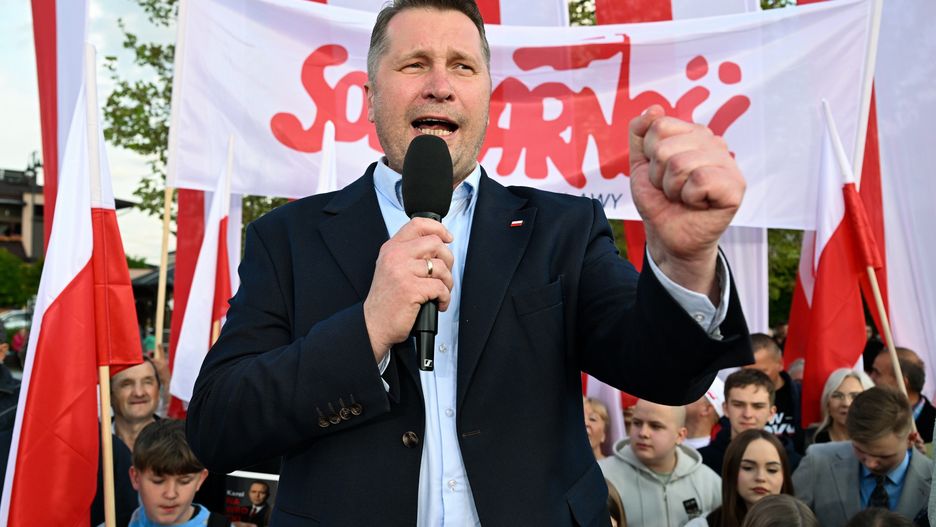 Janów Lubelski, 26.05.2025. Wybory Prezydenta RP 2025 - kampania przed II turą. Poseł PiS Przemysław Czarnek przemawia podczas spotkania z kandydatem Komitetu Obywatelskiego w zbliżających się wyborach na fotel prezydenta RP, popieranym przez Prawo i Sprawiedliwość prezesem Instytutu Pamięci Narodowej Karolem Nawrockim na Rynku w Janowie Lubelskim, 26 bm. (jm) PAP/Wojtek Jargiło