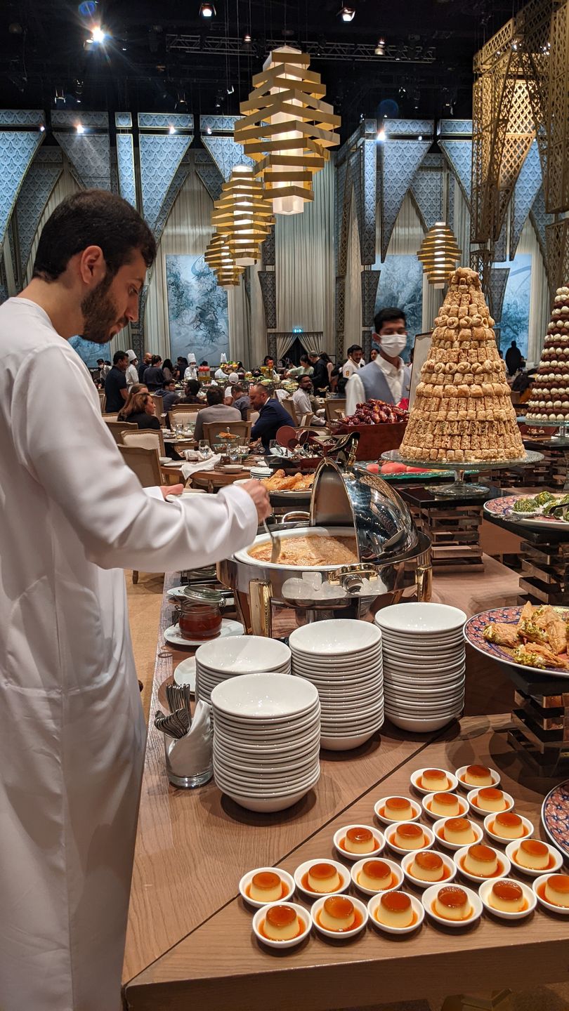 Ogromny wybór słodyczy w trakcie iftar