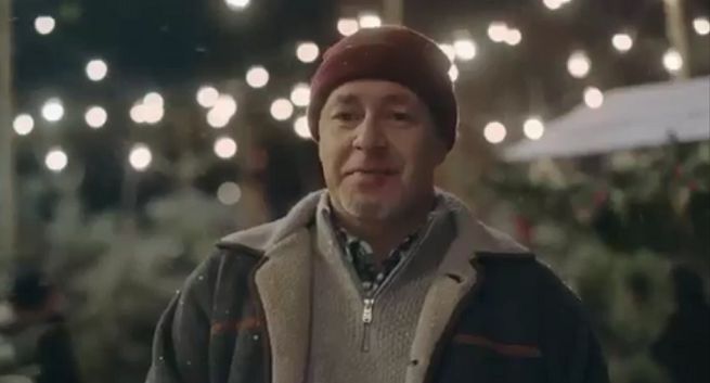 Sprzedawca choinek w bożonarodzeniowej reklamie Apapu (wideo)