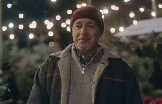 Sprzedawca choinek w bożonarodzeniowej reklamie Apapu (wideo)