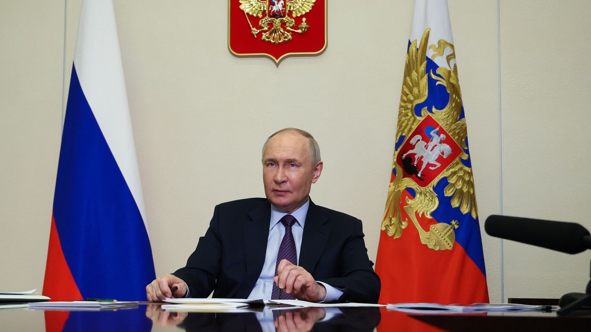 Russian President Vladimir Putin chairs a State Council Presidium meeting on the development of infrastructure for life via videoconference at the Novo-Ogaryovo state residence, outside Moscow, Russia, 15 April 2025. EPA/VYACHESLAV PROKOFYEV/SPUTNIK/KREMLIN POOL MANDATORY CREDIT Dostawca: PAP/EPA.