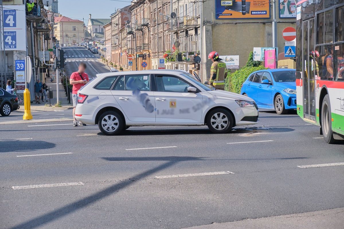 Kolizja skody z peugeotem na skrzyżowaniu al. Tysiąclecia z ul. Lubartowską