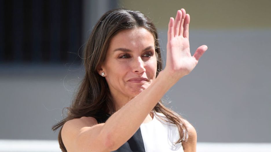 Królowa Letizia założyła biało-czarną sukienkę na galę ręczenia nagród