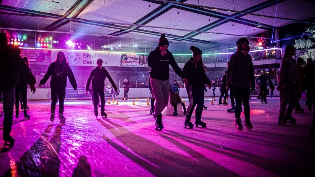 Nocna jazda na lodowisku Icemania
