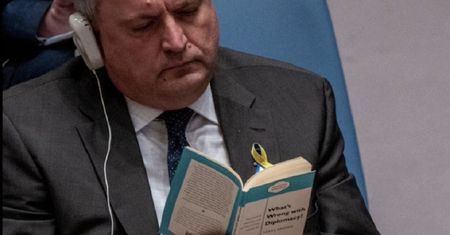 Taką książkę czytał ukraiński dyplomata w ONZ. Zakpił z przedstawiciela Rosji