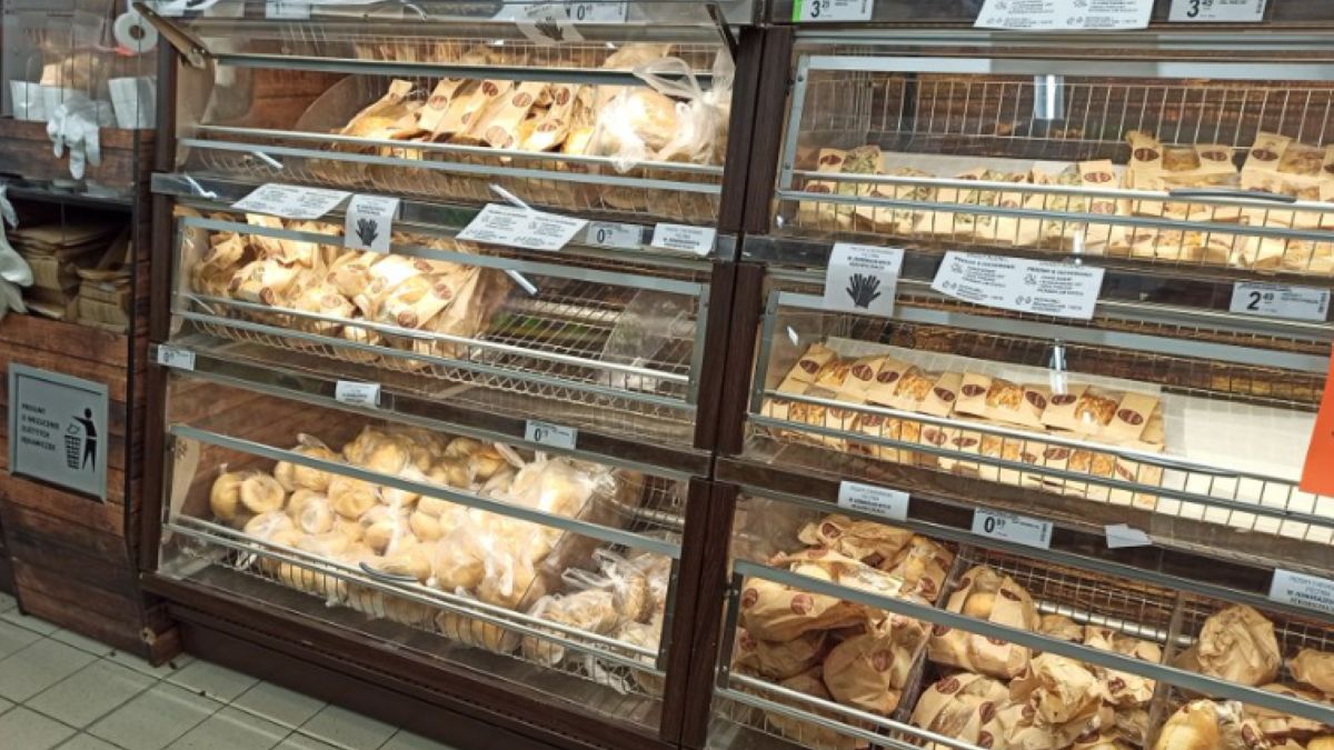 Kupił bułkę w Biedronce. Cena go zaskoczyła