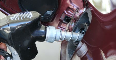Co dalej z cenami paliw? Obniżki blokuje jeden powód
