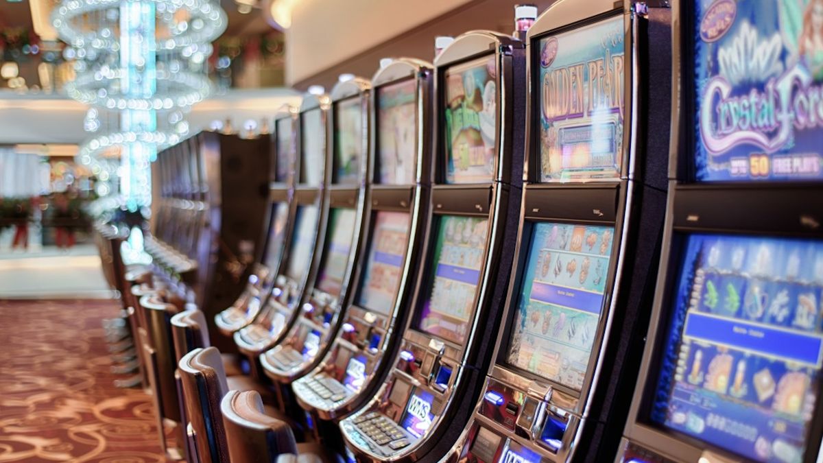 Służby rozbiły nielegalne lokale z automatami