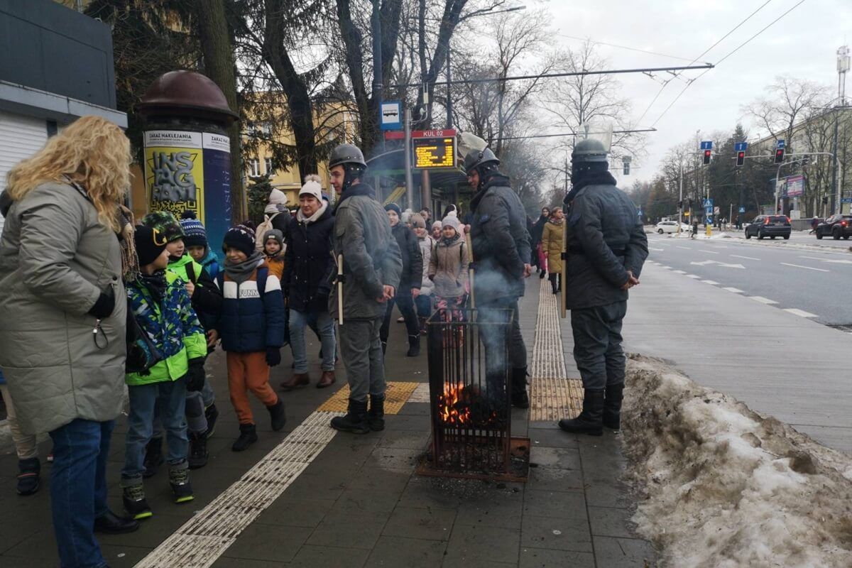 Patrol ZOMO przy koksowniku na przystanku w Lublinie