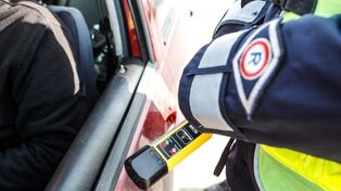 Kierowali, a nie powinni. Zostali zatrzymani przez policję w powiecie świeckim