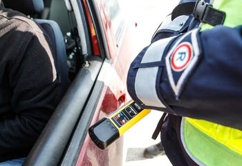 Kierowali, a nie powinni. Zostali zatrzymani przez policję w powiecie świeckim