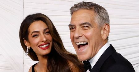 George i Amal Clooneyowie zadają szyku na ulicy w Nowym Jorku. Para jak z żurnala?