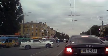 Ford Mustang idąc bokiem cudem omija pieszą na ulicy