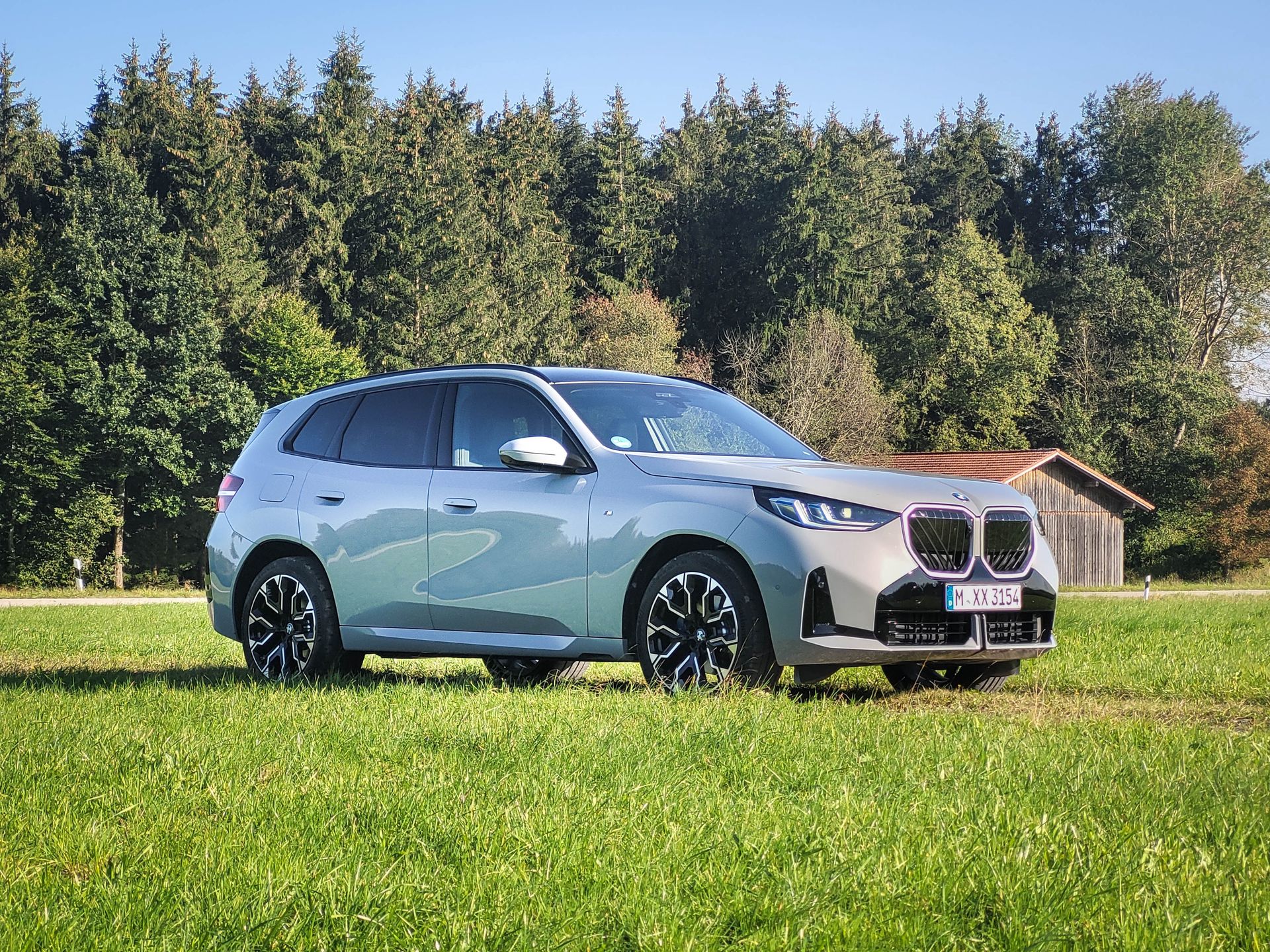 Styliści nie próbowali ukrywać rozmiarów. Wręcz przeciwnie. 