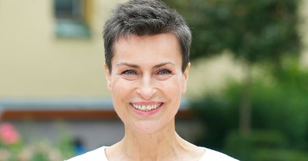 Modne sukienki dla 60-latek. Takie kroje wybiera Danuta Stenka