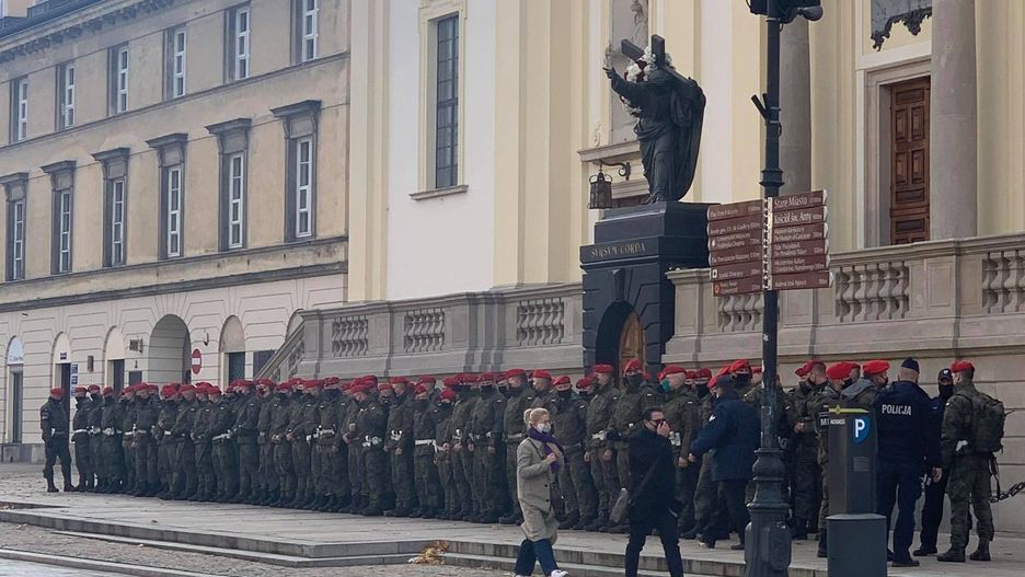 Protesty w Warszawie. Na ulicach gromadzi się żandarmeria wojskowa