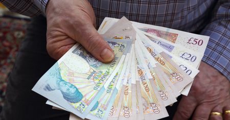 Koperty wypełnione gotówką trafiły do przypadkowych ludzi