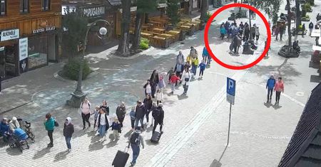 10:43 na Krupówkach. Tylko jedno ujęcie. Nie potrzeba słów