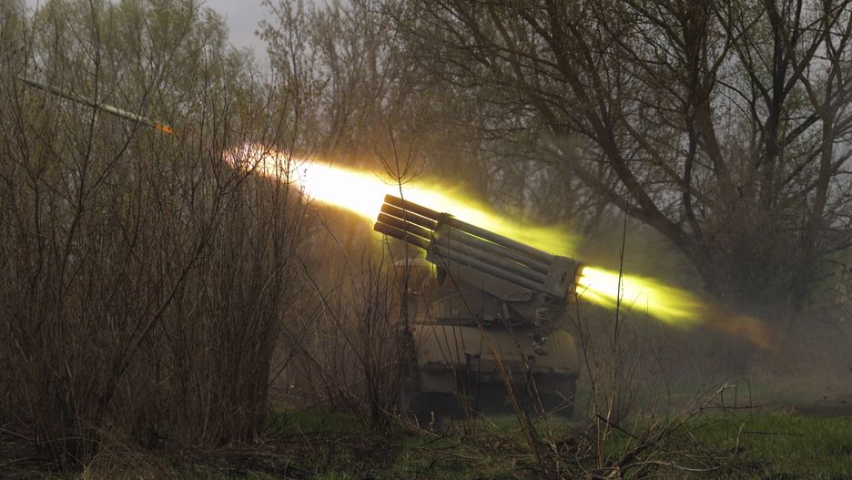 Russian invasion of Ukraine
epa09899650 Ukrainian servicemen fire a multiple rocket launcher (MRL) from their position in the Kharkiv area, Ukraine, 20 April 2022. The city of Kharkiv, Ukraine's second-largest city, has witnessed repeated airstrikes from Russian forces including satellite cities. Russian troops entered Ukraine on 24 February resulting in fighting and destruction in the country and triggering a series of severe economic sanctions on Russia by Western countries.  EPA/STR 
Dostawca: PAP/EPA.
STR