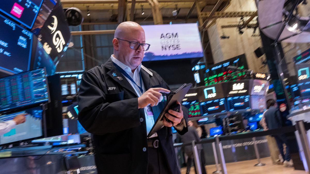 NEW YORK, NEW YORK - MAY 16: Traders work on the floor of the New York Stock Exchange (NYSE) on May 16, 2024 in New York City. As U.S. inflation eased slightly in April, stock indexes surged in trading with the Dow opening Thursday near a 40000 milestone. (Photo by Spencer Platt/Getty Images)