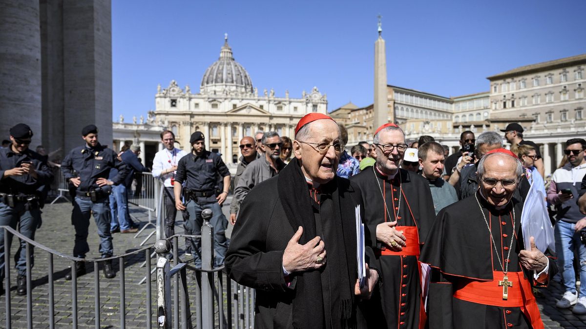 Cardinal Beniamino Stella (L) with Cardinal Claudio Gugerotti (C) leave St. Peter's Square after the first general congregation of cardinals following Pope Francis' death, in Vatican City, 22 April 2025. Pope Francis died on 21 April 2025 at the age of 88, according to the Holy See. Born Jorge Mario Bergoglio in Buenos Aires, Argentina, on 17 December 1936, he was appointed leader of the Catholic Church on 13 March 2013, succeeding Pontiff Emeritus Benedict XVI. EPA/RICCARDO ANTIMIANI Dostawca: PAP/EPA.