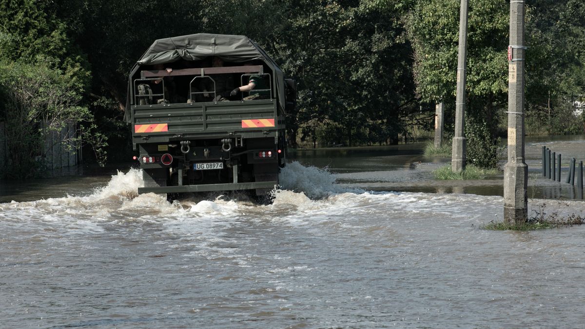 Wrocław, 18.09.2024. Dynamiczna sytuacja powodziowa. Zalania na wrocławskim osiedlu Marszowice, 18 bm. Spuszczanie wody ze zbiornika w Mietkowie spowodowało wezbranie wód rzeki. Mieszkańcy czekają na przejście fali kulminacyjnej. (mr) PAP/Krzysztof Ćwik